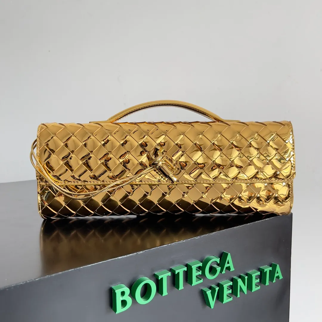 The batch of 1360 BV Andiamo evening handbags has been heavily planted again~ The designer aesthetics in the era of economic downturn are back. I fall in love with it at first sight and can't put it down. It's so beautiful and full of aura. The shape and texture are very competitive. It's light in weight and has sufficient capacity. It's a must-have for fashionistas. It's suitable for many occasions, minimalist, high-end and light luxury. Model No.: 741511 Size: 31*13*3cm